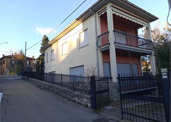 CASA SEMINDIPENDENTE BIFAMILIARE CON GIARDINO